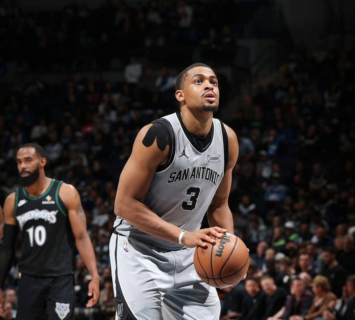 关于赛前CBA常规赛传出新动向；明尼苏达森林狼调整名单；管理层表态——媒体盛赞；赛程密集仍需轮换的信息