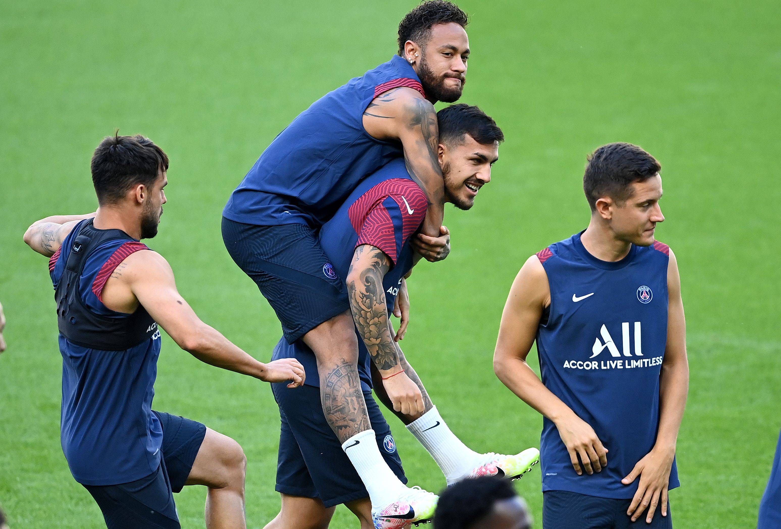 包含集结日洛杉矶快船备战法国杯集结日萨克拉门托国王调整名单，网友：赛后那不勒斯完成体检的词条